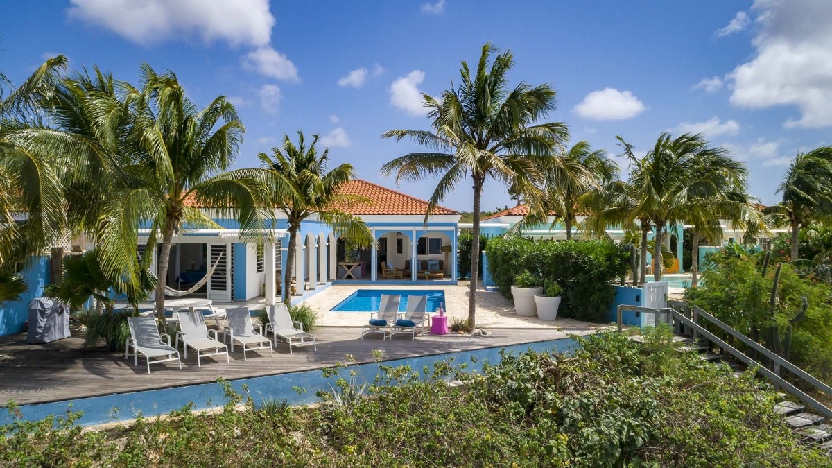 Tropisch Caribisch vakantiehuis met ruim zwembad, direct gelegen aan de turquoise zee van Bonaire en met prive strand en beachbar! Do we need to say more? Deze geweldige villa met 3 slaapkamers en 2 1/2 badkamer, een gezellige woon- en eetkamer en met een luxe open keuken inclusief kookeiland, is zeer geschikt voor de perfecte (duik)vakantie aan zee met de gehele familie!